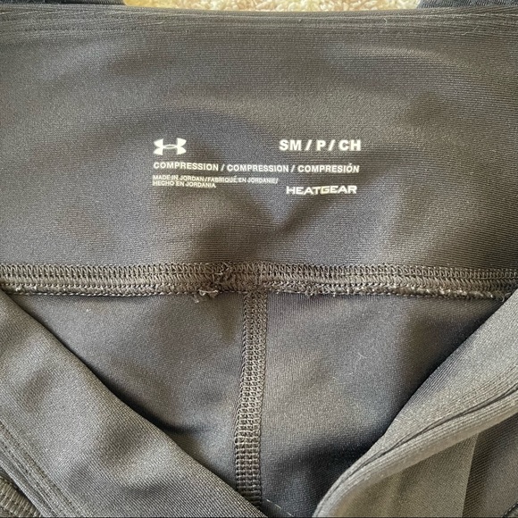Under Armour Heatgear Black Compression Capris with Pocket - Picture 4 of 4